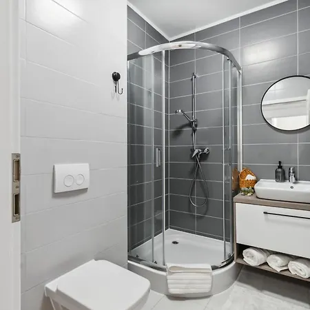 D&a With Private Parking Apartment