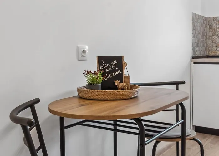 D&a With Private Parking Apartment *